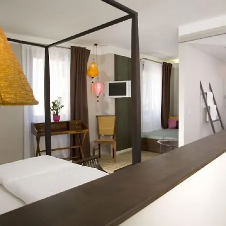 Konukevi Mariposa 4*