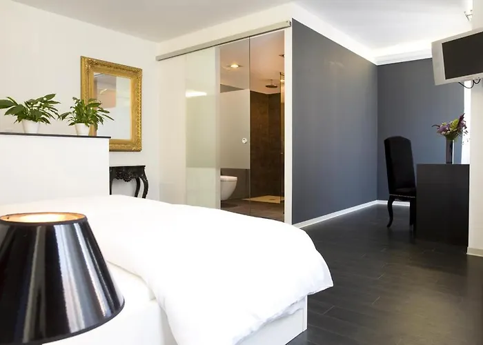 Mariposa Pensión 4*